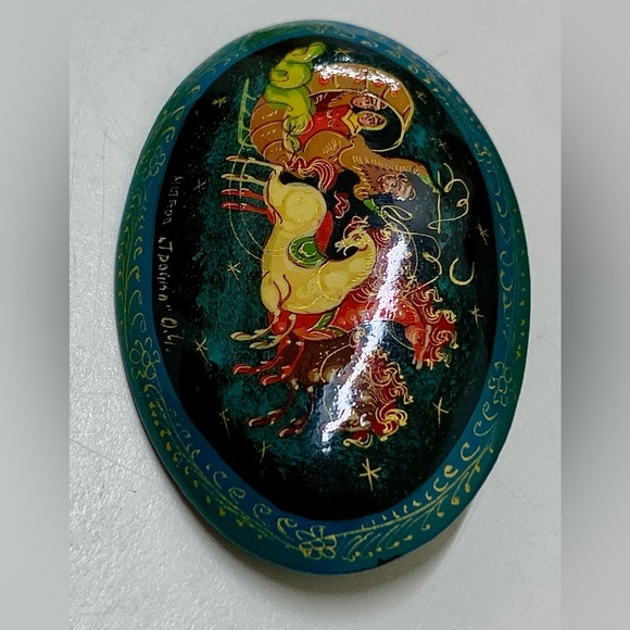 Vtg Soviet Era Russian Artist Signed Hand Painted Lacquer Pinback Brooch - Picture 9 of 15